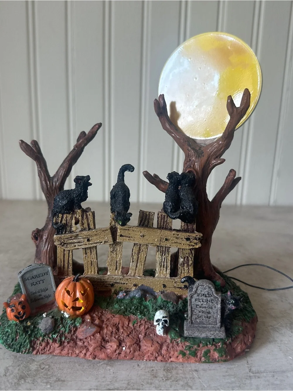Lemax Spooky Town Happy Howl-O-Ween Cats On Fence Moon w Box #94969 READ Retired